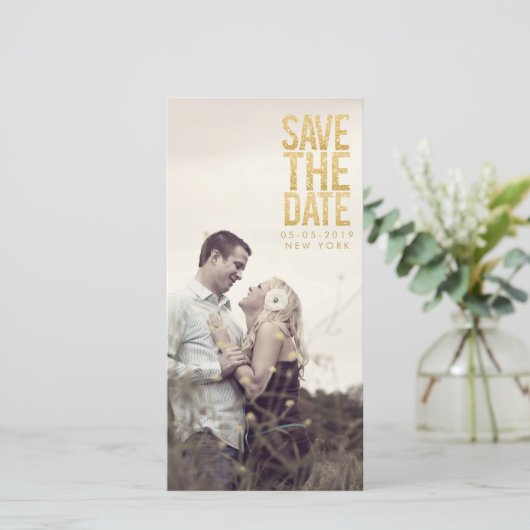 Gouden Glitter Save the Date Typografie Fotokaarte (Staand voorkant)