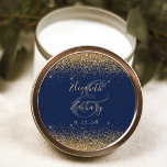 Gouden Glitter Script Navy Blue Wedding Ronde Sticker<br><div class="desc">Deze stijlvolle moderne sticker heeft een faux gold glitter design aan de boven- en onderkant. Pas de goudkleurige tekst eenvoudig aan op een marineblauwe achtergrond,  met de namen van de bruid en bruidegom in handschriftkalligrafie over een grote ampersand.</div>