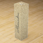 Gouden Glitter & Sparkle Monogram Wijn<br><div class="desc">Gouden Faux Glitter en Sparkle Elegant Wine Gift Box. Deze Wine Gift Box kan worden aangepast om uw initiaal en voornaam op te nemen en maakt een geweldig verjaardagsfeest,  jubileum,  vrijgezellenfeest,  vrijgezellenfeest cadeau.</div>