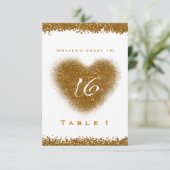Gouden Glitter Spill Sweet 16 Heart Table Nummer Kaart (Staand voorkant)