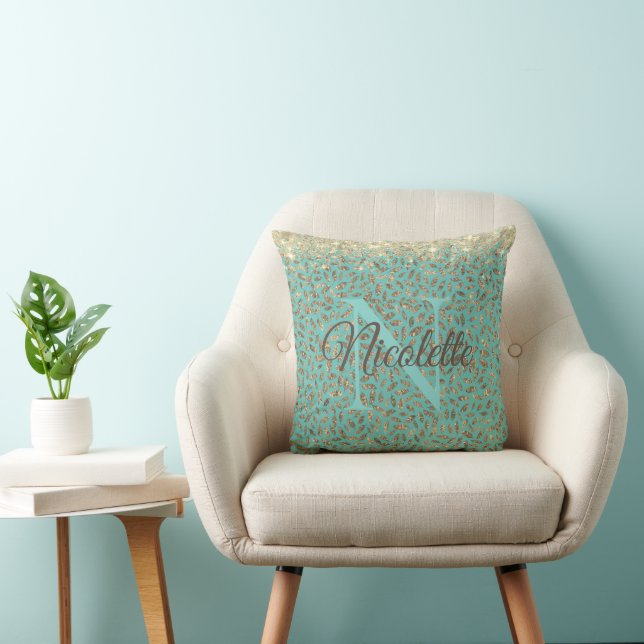 Gouden Glitterij Veren Monogram op Turquoise Kussen (Stoel)