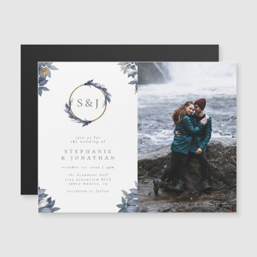 Gouden Glitters & Blauwe Krans Monogram Trouwfoto Magnetische Uitnodiging (Voorkant / Achterkant)