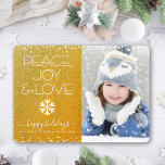 Gouden Glitters Vrede Vreugde Liefde Foto Sneeuwvl Feestdagenkaart<br><div class="desc">“Vrede, vreugde en liefde.” Een vrolijke, speelse illustratie van een witte sneeuwvlok en moderne typografie tegen een glinsterende, namaak gouden glitter achtergrond helpen je de feestdagen in te luiden, samen met de gewenste foto van jouw keuze. Witte confetti-stippen omranden de kaart. Voel de warmte en vreugde van de feestdagen wanneer...</div>