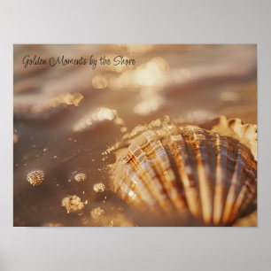 Gouden gloed: Zeeschelp in zonovergoten schuim Poster