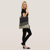 Gouden golf, papierachtige textuur. tote bag (Op model)