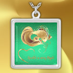 Gouden goudvis op groen folie monogram | zilver vergulden ketting<br><div class="desc">Groene folie achtergrond met een gouden hart,  tekst en goudvis voor u om te personaliseren aan uw behoeften. Sparkle in elke rimpel!</div>