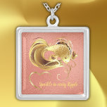 Gouden goudvis op koraal folie monogram | zilver vergulden ketting<br><div class="desc">Koraal folie achtergrond met een gouden hart,  tekst en goudvis voor u om te personaliseren aan uw behoeften. Sparkle in elke rimpel!</div>
