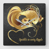 Gouden goudvis op zwart folie monogram | vierkante klok (Voorkant)