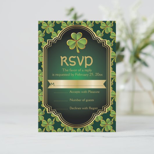 Gouden, groene Ierse klaver en lijst bruiloft RSVP (Staand voorkant)