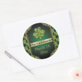 Gouden, groene Ierse klaverbruiloft Save the Date Ronde Sticker (Envelop)