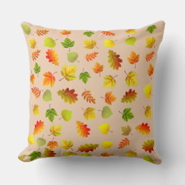 Gouden, groene, oranje herfstbladeren op beige kussen