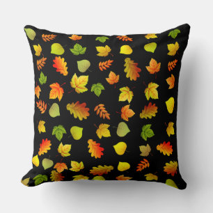 Gouden, groene, oranje herfstbladeren op zwart kussen