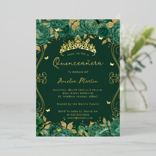 Gouden Groene Wervelrol Floral Quinceanera Folie Uitnodiging (Staand Voorkant)