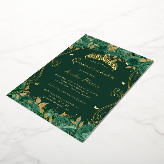 Gouden Groene Wervelrol Floral Quinceanera Folie Uitnodiging (Gedraaid)