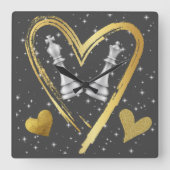 Gouden harten Koning en Koningin Schaakstukken op Vierkante Klok (Voorkant)