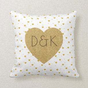 Gouden harten op wit monogram kussen