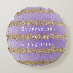 Gouden harten schitteren paarse glitterspraak rond kussen