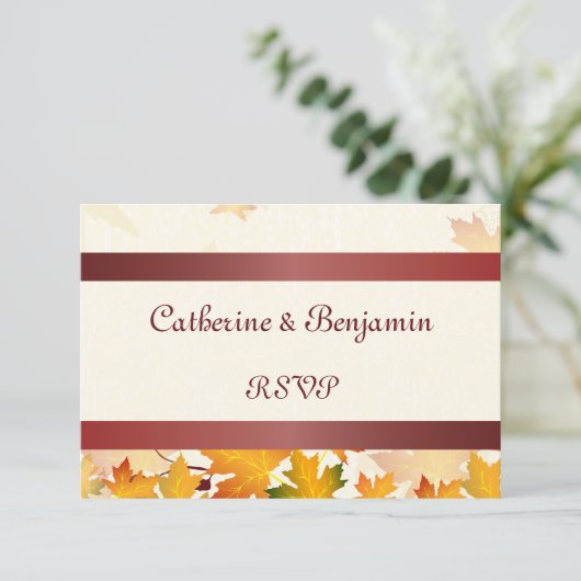 Gouden herfstbladeren met rode bruiloft RSVP Kaartje (Staand voorkant)