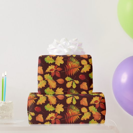 Gouden herfstbladprint op bordeauxrood cadeaupapier (Feestgeschenken)