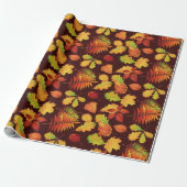 Gouden herfstbladprint op bordeauxrood cadeaupapier (Uitgerold)