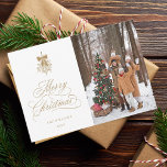 Gouden Holly Berry Boeket Kerstfoto Flat Feestdagenkaart<br><div class="desc">Deze platte kerstkaart met foto's is voorzien van elegante en romantische wervelende kalligrafie-letters met een winterhulstbessenboeket en een kerstboompatroon op de achterkant. Voor meer geavanceerde aanpassing van dit ontwerp,  klikt u op de BLUE DESIGN TOOL BUTTON hierboven!</div>