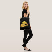 Gouden Hoorn van Overvloed op Zwart Tote Bag (Op model)