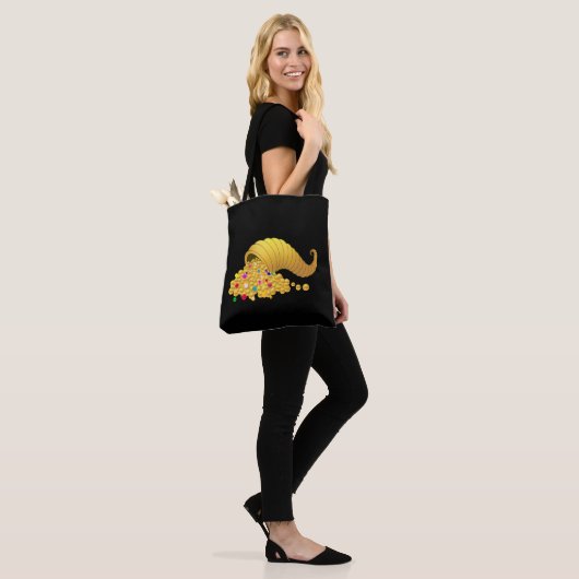 Gouden Hoorn van Overvloed op Zwart Tote Bag (Op model)