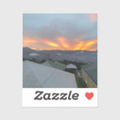 Gouden horizon – Stralen boven mistige bergen Sticker (Vel)