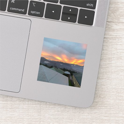 Gouden horizon – Stralen boven mistige bergen Sticker (Detail)