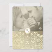 Gouden huwelijksuitnodiging met Monogram & Foto Kaart (Achterkant)