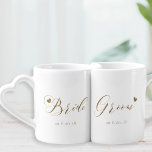 Gouden kalligrafie bruid en bruidegom Passen getro Loversmokken<br><div class="desc">Op maat ontworpen koffie / thee mok set voor de bruid en bruidegom met gouden glitter kalligrafie en harten met bewerkbare trouwdatum. Deze gepersonaliseerde mok set maakt een onvergetelijk huwelijkscadeau voor de pasgetrouwden.</div>