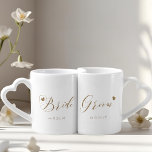 Gouden kalligrafie bruid en bruidegom Passen getro Loversmokken<br><div class="desc">Op maat ontworpen koffie / thee mok set voor de bruid en bruidegom met gouden glitter kalligrafie en harten met bewerkbare trouwdatum. Deze gepersonaliseerde mok set maakt een onvergetelijk huwelijkscadeau voor de pasgetrouwden.</div>