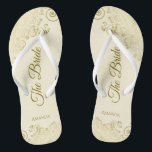 Gouden kant op ivoorkleurige crème De bruid Elegan Teenslippers<br><div class="desc">Dans de hele nacht weg met deze prachtige trouw Flip Flops. Ontworpen voor de bruid, hebben ze een eenvoudig maar elegant ontwerp met goudkleurige schrifttypografie op een ivoor- of crèmekleurige achtergrond en fancy gouden kant krullen en kronkels. Een mooie manier om er elegant en gepast uit te zien terwijl je...</div>