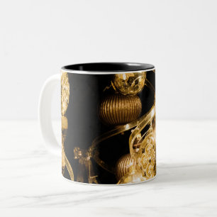 Gouden kerstballen en spiraalpatroon tweekleurige koffiemok