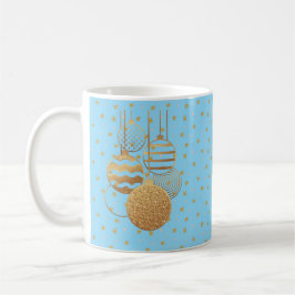 Gouden kerstballen en sterren op een ijsblauwe ach koffiemok