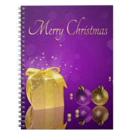 Gouden kerstcadeau doos op paarse lavendel notitieboek