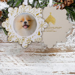 Gouden Kerstmis Bloemen Pet's Eerste Kerstmis Foto Ornament Kaart<br><div class="desc">Laat een feestelijke stortvloed van gouden kerst botanische omringen uw favoriete huisdier foto dit vakantieseizoen. Pas eenvoudig de voor- en achterkant van deze papieren ornamenten kaart aan met uw persoonlijke gegevens om de perfecte vakantiegroeten en een uniek aandenken cadeau voor uzelf,  familie en vrienden te verzenden.</div>