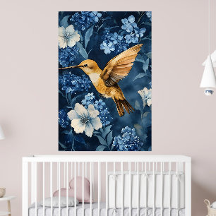 gouden kolibrie vliegend te midden van blauw en wi poster