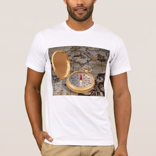  gouden kompas op Antiek piratenkaart T-shirt (Voorkant)