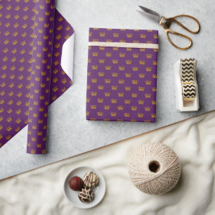 Gouden kronen op koninklijk paars cadeaupapier