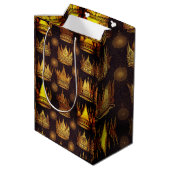 Gouden kronen patroon medium cadeauzakje (Achterkant Gekanteld)