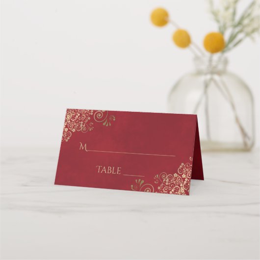 Gouden krullen op Crimson Red Elegant Wedding Writ Plaatskaartje (Voorkant)