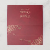 Gouden krullen op Crimson Red Elegant Wedding Writ Plaatskaartje (Buitenkant ongevouwen)