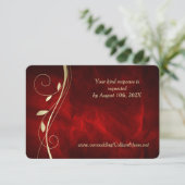 Gouden Leaf Swirl Deep Red Bruiloft RSVP Kaart (Staand voorkant)