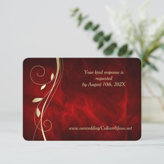 Gouden Leaf Swirl Deep Red Bruiloft RSVP Kaart (Staand voorkant)