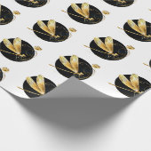 Gouden libel in zwarte cirkel cadeaupapier (Hoek)