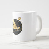 Gouden libel in zwarte cirkel grote koffiekop (Voorkant rechts)