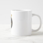 Gouden libel in zwarte cirkel grote koffiekop (Rechts)