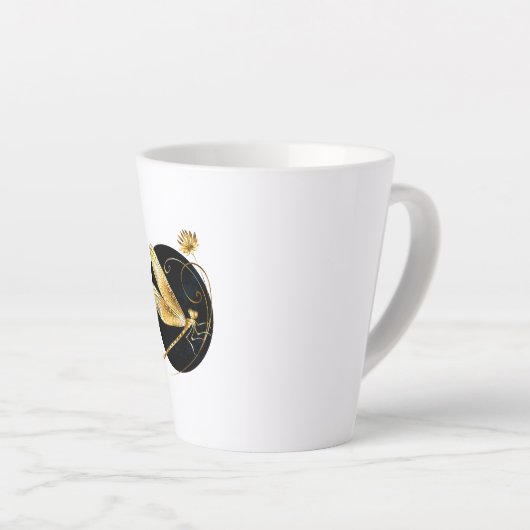 Gouden libel in zwarte cirkel latte mok (Rechterhoek)
