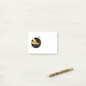 Gouden libel in zwarte cirkel post-it® notes (Op bureau)